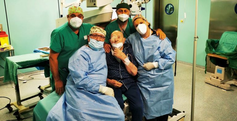 Lamezia: operato a 102 anni, l’intervento di cataratta non ha limiti di età