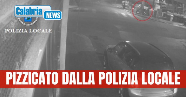 Reggio Calabria, ha appiccato il fuoco a sei cassonetti di rifiuti lungo corso Matteotti: identificato autore