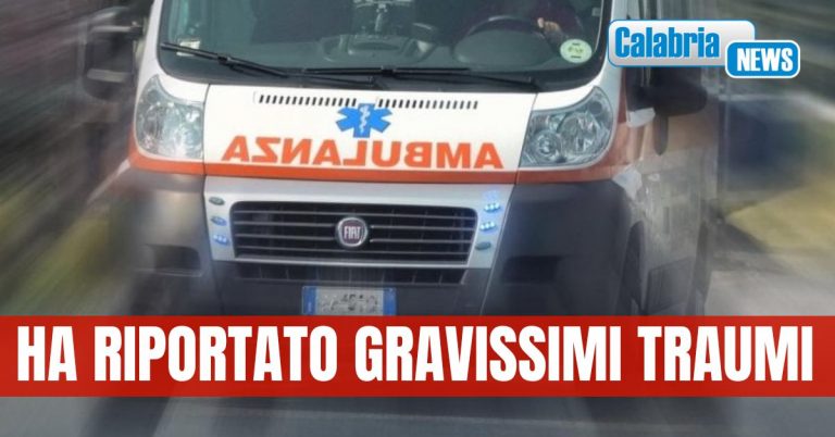 Impatto mortale nel Reggino tra due automobili e una moto: deceduto il giovane centauro