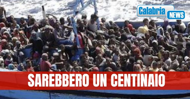 Sbarco di migranti in corso al porto di Corigliano Rossano