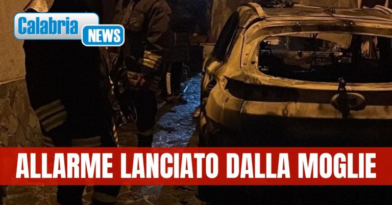 Auto in fiamme a Vallefiorita: la vettura appartiene al vicesindaco