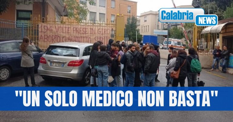 Diritto all’aborto: protesta del collettivo “Fem.In. Cosentine in lotta” all’ospedale dell’Annunziata
