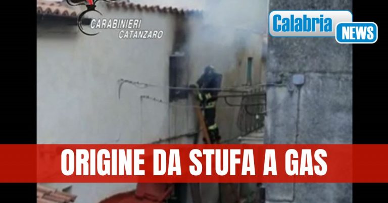 VIDEO-Scoppia incendio in abitazione del Catanzarese: carabinieri salvano 87enne dalle fiamme