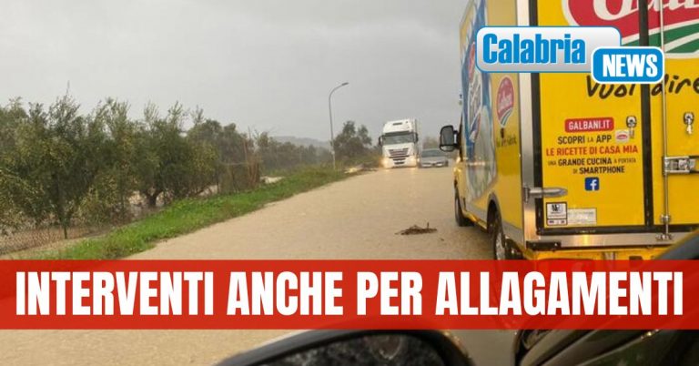 VIDEO-Maltempo: automobilisti bloccati nel cosentino e crotonese soccorsi dai Vigili del fuoco