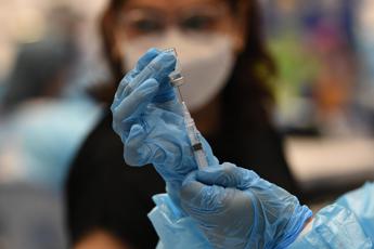 Vaccinazioni Covid, Italia ‘maglia nera’: nel 2023 solo 13% vaccinati