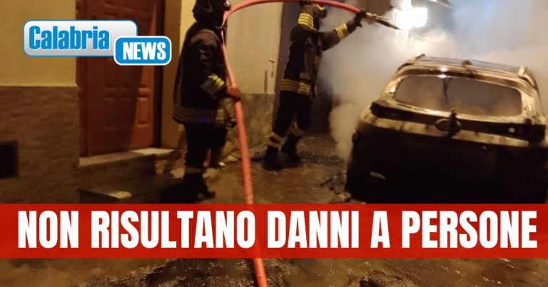 Auto in fiamme nel centro storico di Vallefiorita
