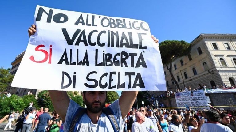Da dicembre scattano multe ai ‘No Vax’ over 50 che non hanno fatto vaccino: Calabria prima in Italia