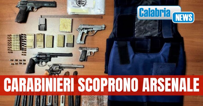 Cinque pistole e munizioni trovate in locale adibito a deposito nel Cosentino, arrestata una donna di 38 anni