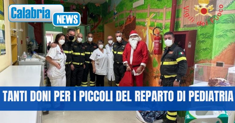 FOTO-All’ospedale dell’Annunziata di Cosenza Babbo Natale arriva con l’autoscala dei Vigili del Fuoco