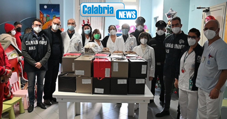 VIDEO-I Carabinieri di Catanzaro donano 100 panettoni ai reparti di pediatria oncologia, famiglie e Croce Rossa