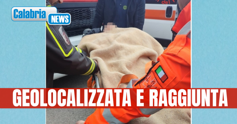 Vigili del fuoco soccorrono una donna dispersa da ieri sera nel Reggino: portata in ospedale per accertamenti