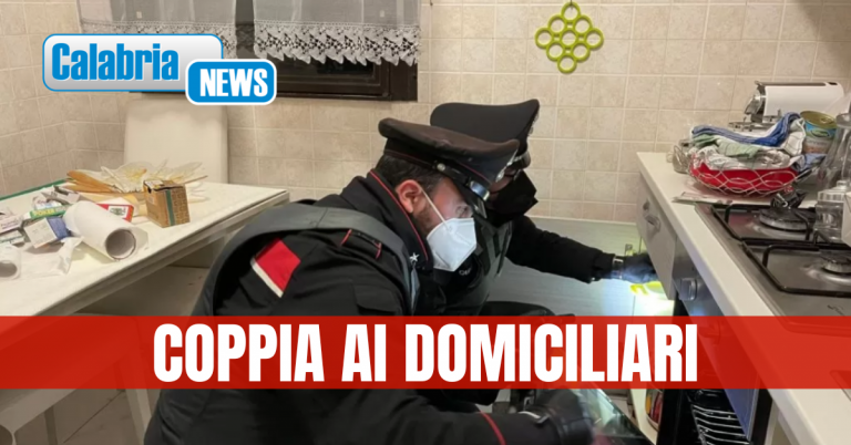 Litigio finisce con l’arrivo dei carabinieri che trovano in casa droga e bilancino: arrestati per detenzione e spaccio