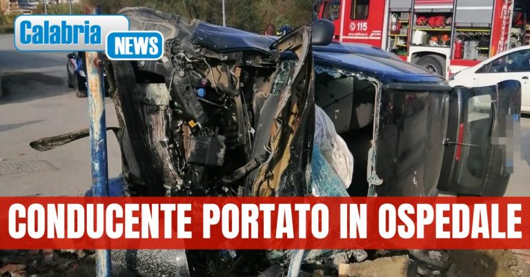 Catanzaro, auto perde controllo su viale Isonzo e impatta contro muretto del piazzale del centro commerciale