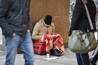Fratture, traumi e prognosi di 20 giorni: senza tetto picchiato da banda giovani