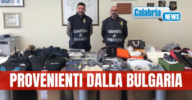 Centinaia di capi d’abbigliamento di note griffe sequestrate dalla GdF di Catanzaro