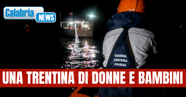 Barca a vela in balia delle onde soccorsa dalla Guardia Costiera: a bordo 93 migranti siriani, afgani e iraniani