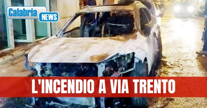 Incendio auto via Trento Lamezia Terme