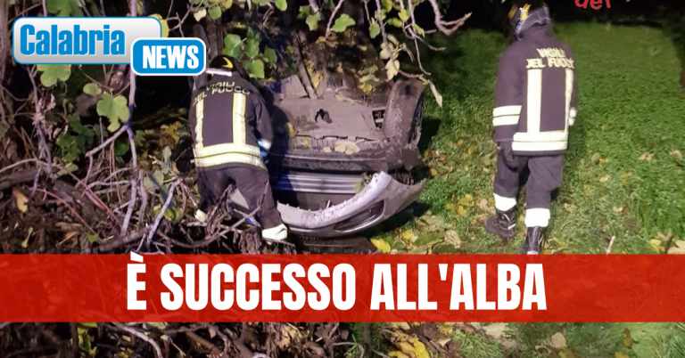 Auto perde controllo finisce fuori strada e si ribalta: tre ragazzi di 20 anni rimasti feriti nel Catanzarese