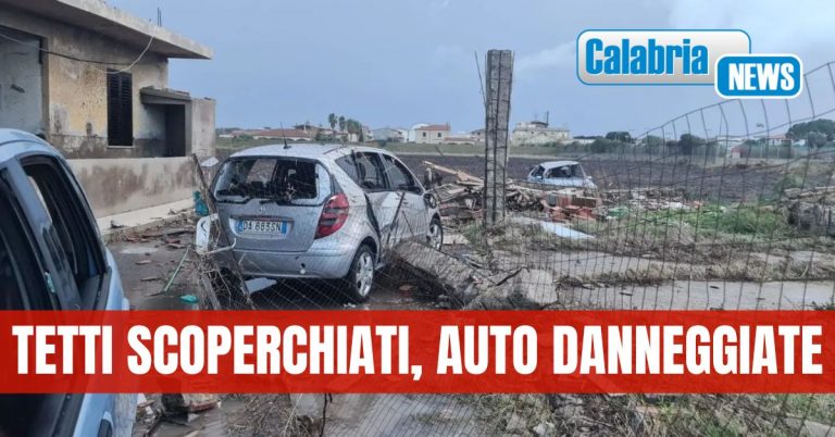FOTO-Maltempo, tromba d’aria questa mattina nel Crotonese: la zona più colpita è stata quella di Isola Capo Rizzuto