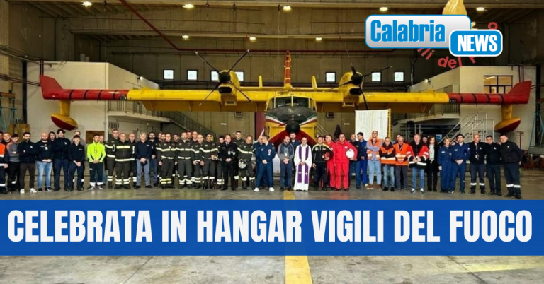 Lamezia, celebrata in aeroporto una messa in suffragio dell’equipaggio del canadair precipitato a Catania