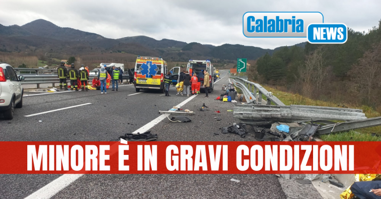 Incidente stradale autonomo sull’A2 nei pressi di Mormanno (CS): 7 feriti, da Bagnara andavano in Germania