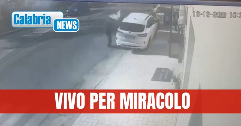 VIDEO-Palmi, auto si schianta contro la sua Panda: anziano salvo per pochi centimetri