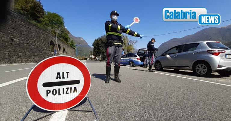 Cosenza, pluripregiudicato forza posto di blocco e tenta di investire gli agenti: arrestato e condannato