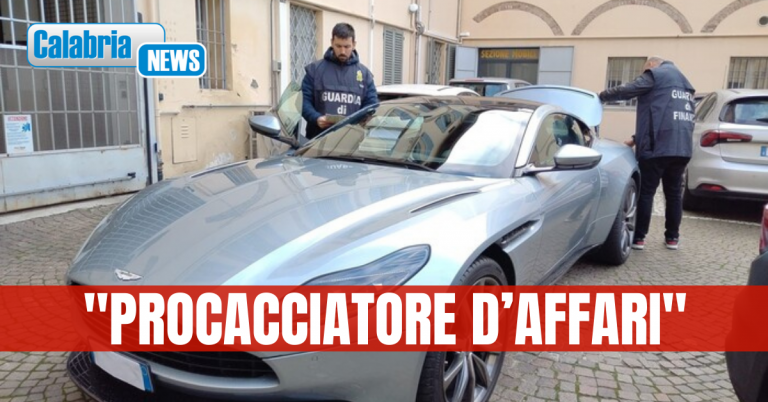 VIDEO-Truffa da un milione di euro ed evasione fiscale: sequestrate auto di lusso nel Reggiano a 44enne cosentino