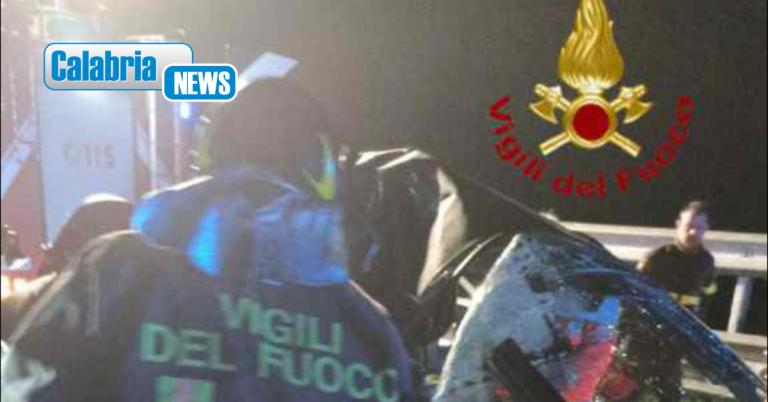 Tragico impatto auto-tir allo svincolo A2 di Rosarno: morta donna di 52 anni, feriti i due figli