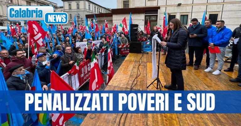 FOTO-VIDEO-Sciopero e manifestazione in piazza a Catanzaro di Cgil e Uil contro la manovra del governo Meloni
