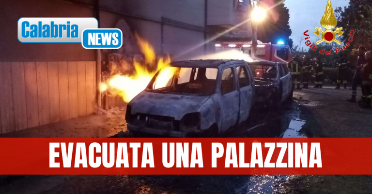 FOTO- In fiamme all’alba due autovetture a Tropea: danneggiati anche diversi contatori gas stabile vicino