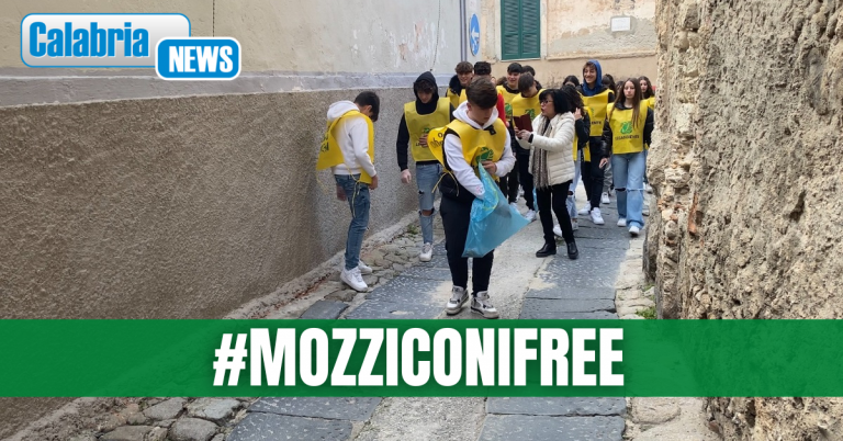 FOTO-A Tropea bella pagina di educazione civica: 700 studenti hanno ripulito il borgo dai mozziconi di sigaretta