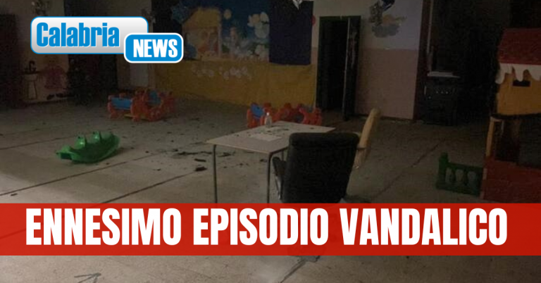 Isola Capo Rizzuto: ignoti appiccano incendio in scuola a Suggesaro, fiamme spente da agente di polizia privata