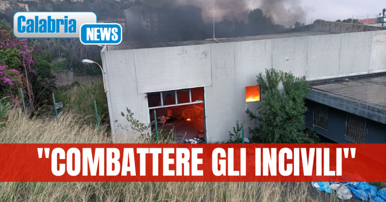 In fiamme l’ex stabilimento Cesare Firrao a Cetraro