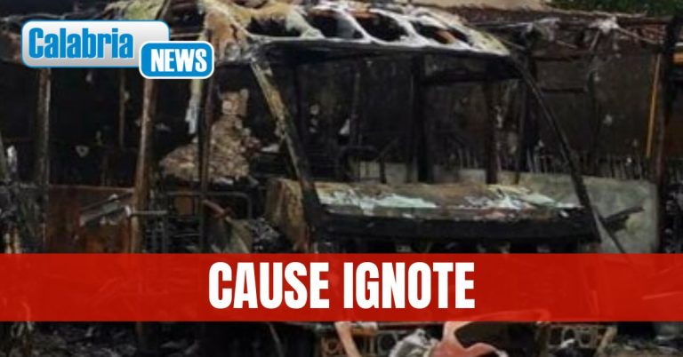 Scuolabus in fiamme nella notte nel Cosentino: avviate le indagini