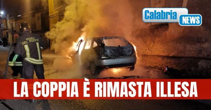 Auto a fuoco a Lamezia Terme