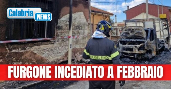 Furgone a fuoco a Mileto