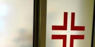 Treviso, bimba di 18 mesi rimane incastrata nel tosaerba: è in pericolo di vita