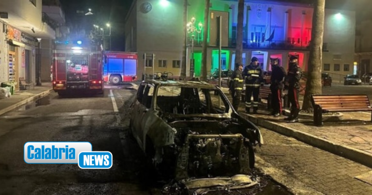 Bagnara Calabra, incendiata nella notta un’auto della polizia locale: indagini in corso