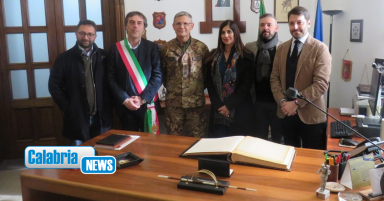 FOTO-Il Sindaco di Catanzaro in visita al Comando Militare Esercito “Calabria”