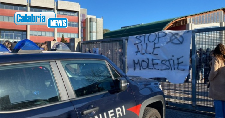 Presunte molestie al liceo di Castrolibero, al via processo a carico del docente e dell’ex ds Maletta