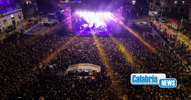 FOTO-Corigliano-Rossano, in 20mila in piazza hanno salutato il nuovo anno con Max Pezzali