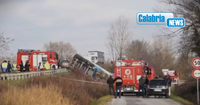 Schianto ambulanza, tir e suv: Tre morti in Friuli. Il camionista calabrese era al primo giorno di lavoro