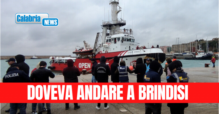 Causa mare in burrasca approdata a Crotone la ‘Open Arms’ con 57 migranti a bordo