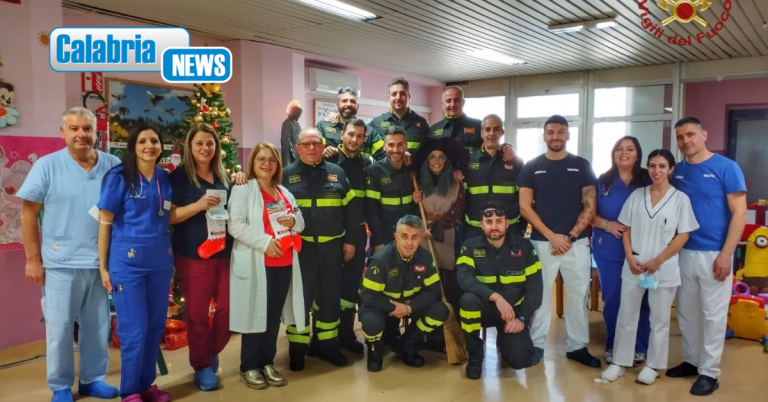Lamezia, la Befana dei Vigili del Fuoco in visita al reparto di pediatria dell’ospedale Giovanni Paolo II