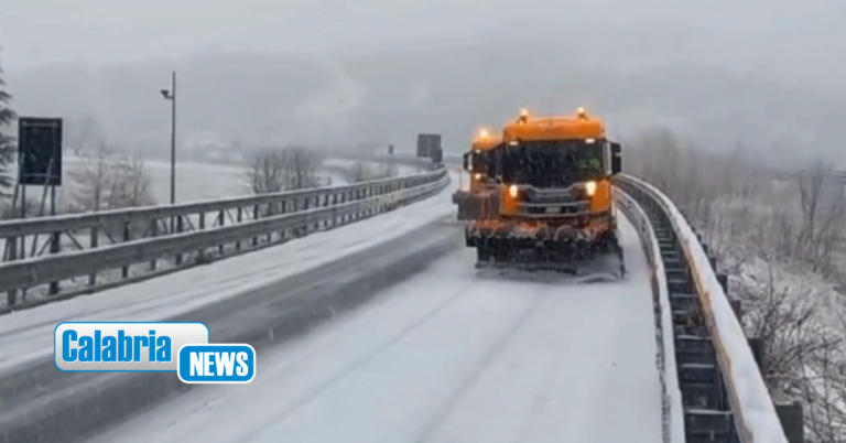VIDEO-Forti nevicate nel Cosentino, squadre Anas impegnate a garantire sicurezza su A2 e statali