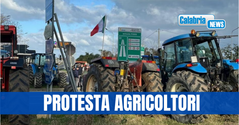 Presidio trattori anche nel Vibonese: mezzi all’imbocco dello svincolo di Pizzo dell’Autostrada A2