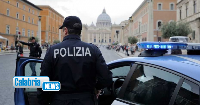 Prova a entrare armato di coltello in piazza San Pietro: 52enne calabrese bloccato dagli agenti