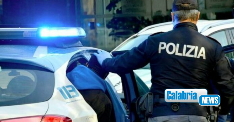 Reggio, tentano truffa ad anziana ma in casa c’è il figlio poliziotto: due Campani finiscono in manette