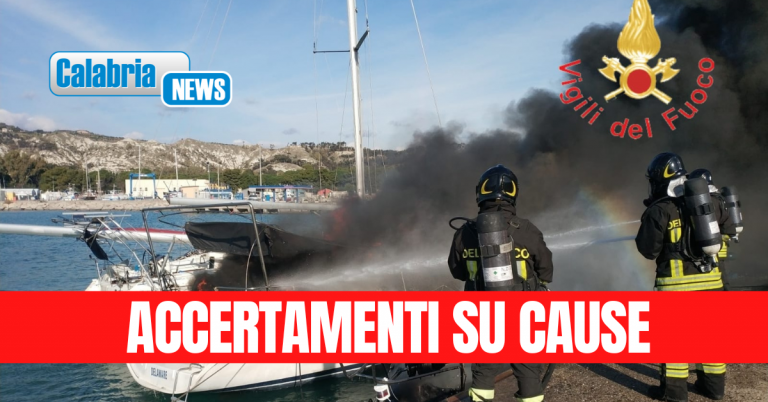 VIDEO-Barca va a fuoco all’interno del porto delle Grazie a Roccella Jonica
